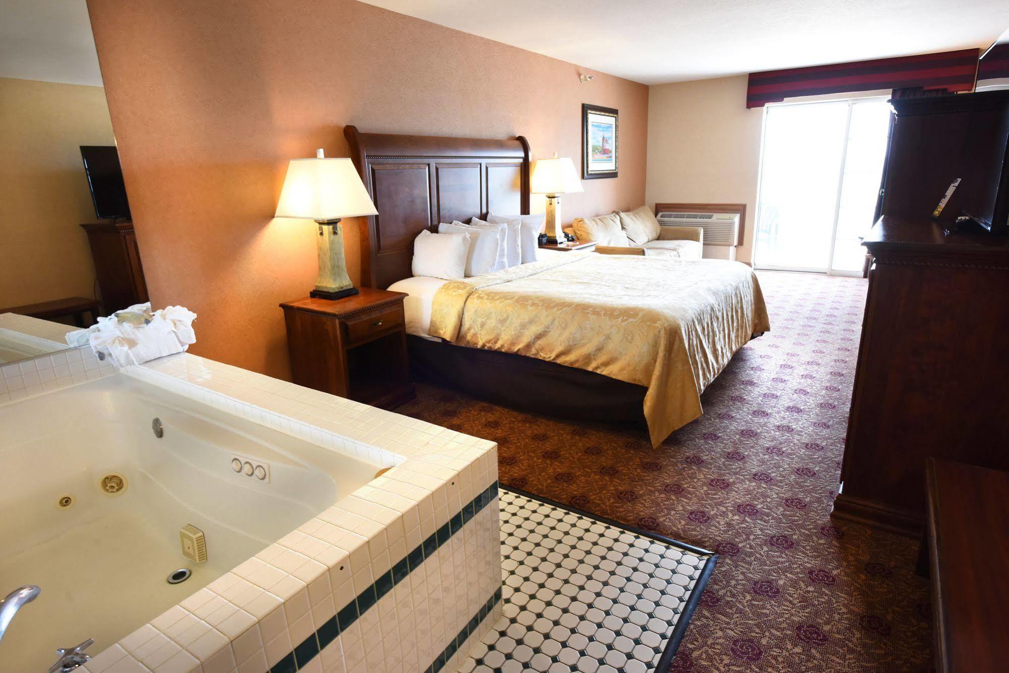 Hamilton Inn Select Beachfront Макіно-Сіті Екстер'єр фото