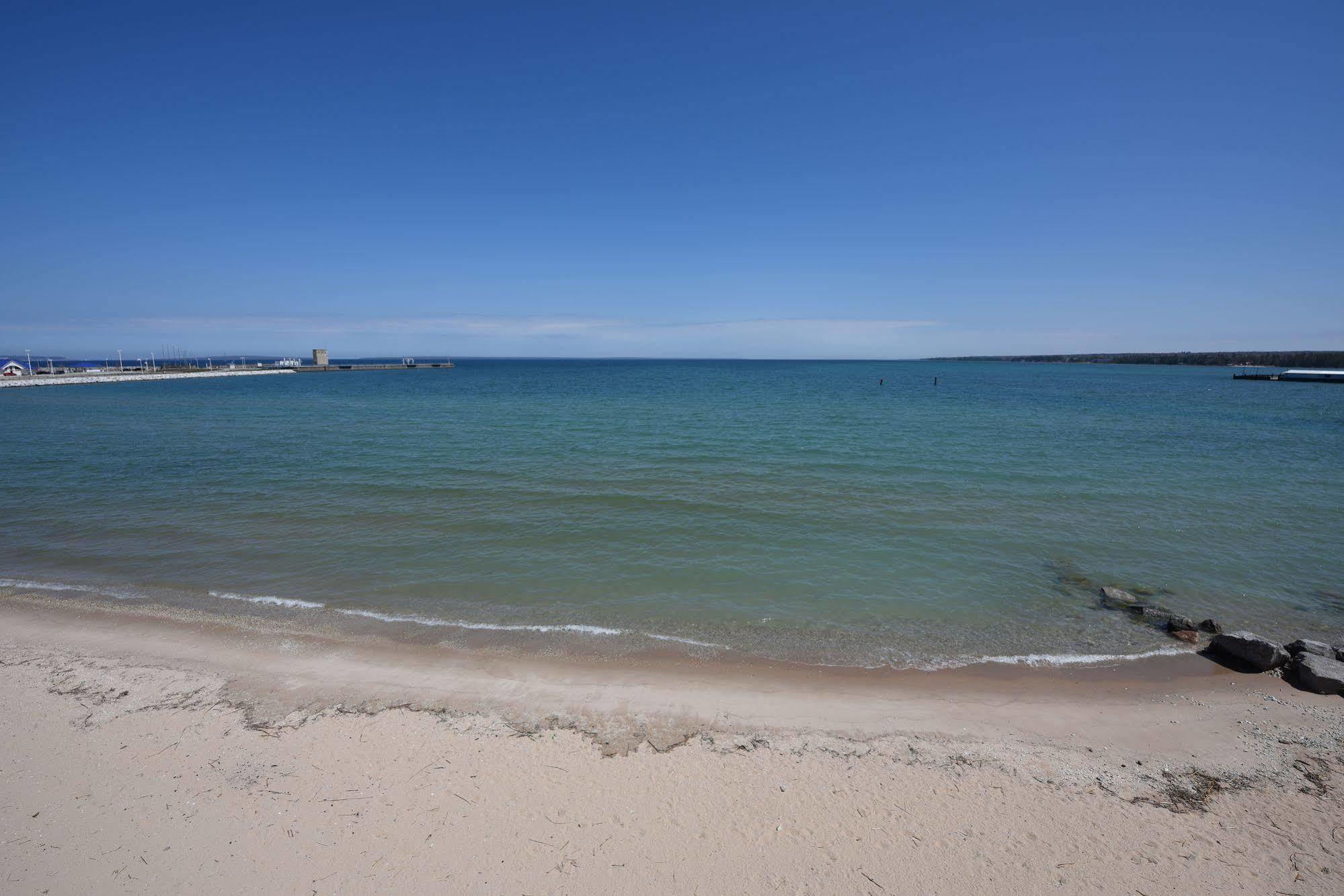 Hamilton Inn Select Beachfront Макіно-Сіті Екстер'єр фото